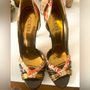 Guess heels size 8   Gorgeous colors. New without tags.